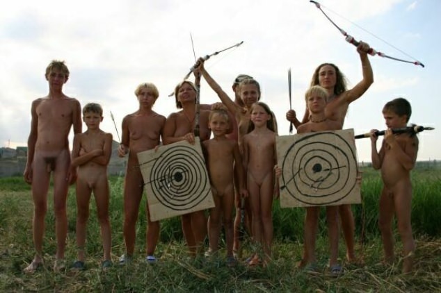 Purenudism photo - the family of nudists shoots from onions [Nudism-Planet]